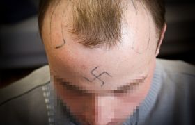 Współwięźniowie wytatuowali mu swastykę na czole. Nigdy nie zostali za to ukarani
