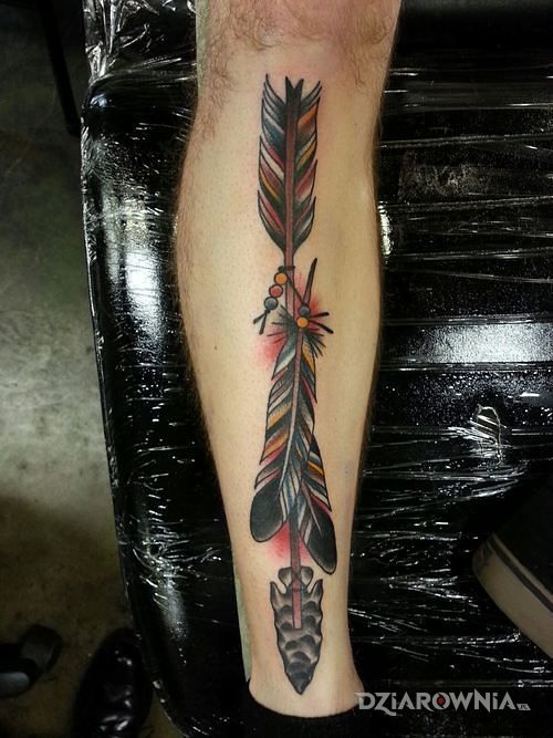 Tatuaż strzała na piszczeli - indiańskie