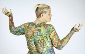 Mąż przez 40 lat kontrolował jej wygląd. Po jego śmierci w końcu wyzwoliła swoją miłość do tatuażu. Teraz jej skóra w 91% pokryta jest tuszem