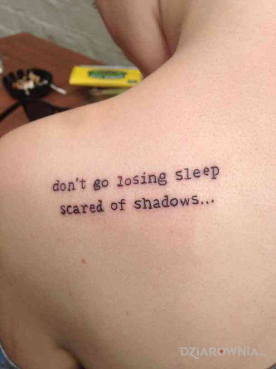 Tatuaż strach przed cieniami - napisy