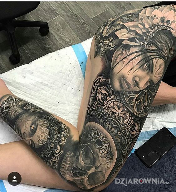 Tatuaż twarze na nodze - rękawy