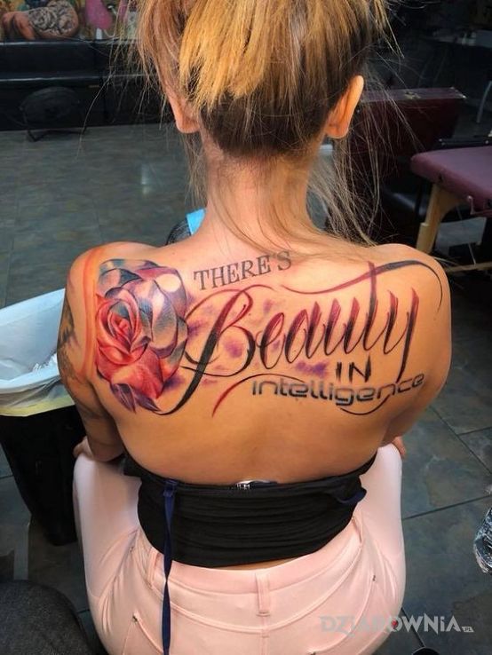 Tatuaż piękno inteligencji - kwiaty