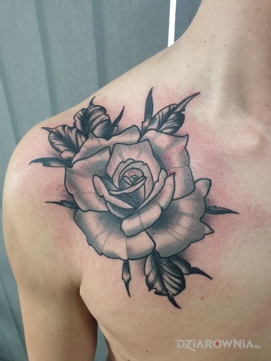 Tatuaż i kolejny - kwiaty