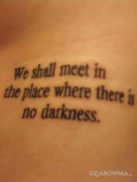 Tatuaż miejsce wolne od mroku - napisy