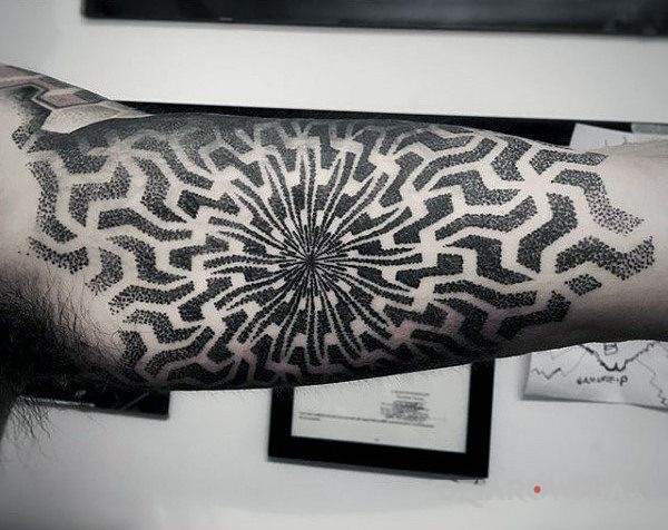 Tatuaż wszędzie kropeczki - dotwork