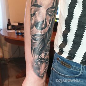 Smutna twarz kobiety z sercem i krzyżem