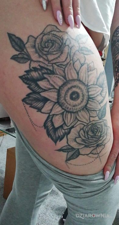 Tatuaż  kobiecy - kwiaty