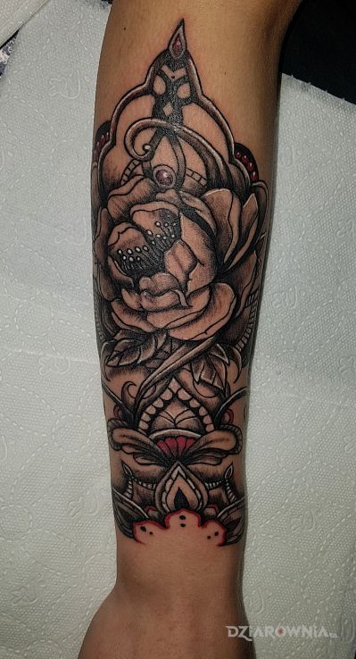 Tatuaż nadgarstek z mandalą - mandale