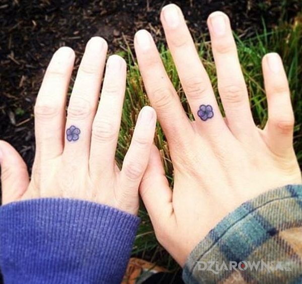 Tatuaż dwa kwiatki - miłosne