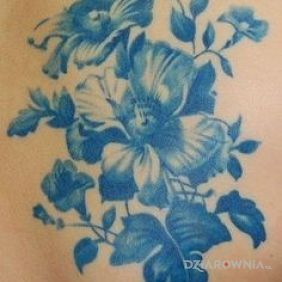 Kolejne kwiaty w kolorze niebieskim