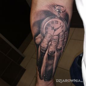 Zegar na przedramie