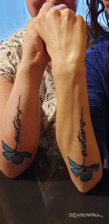 Tatuaż sisters tattoo - napisy