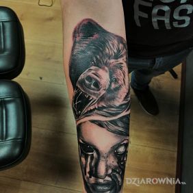 Kobieta z niedźwiedziem