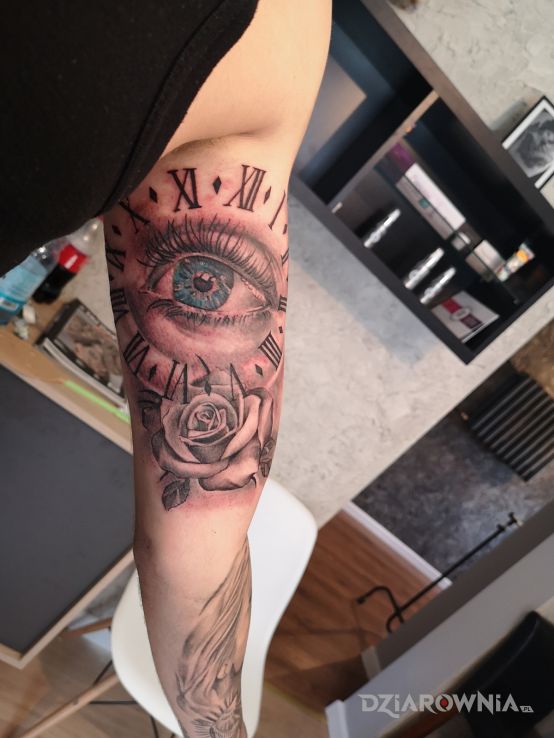 Tatuaż oko czas zegar roza - kwiaty