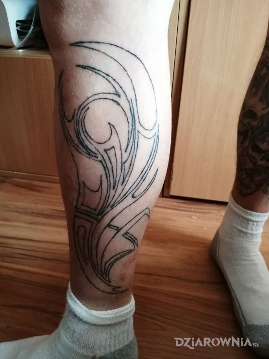 Tatuaż własnoręcznie wykonany pierwsza sesja jeszcze tylko wypełnienie po zagojeniu - tribale