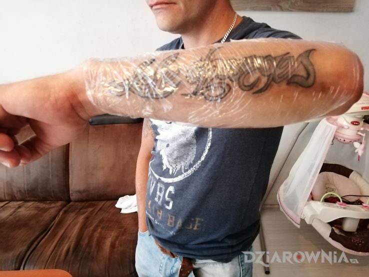 Tatuaż a tu skończony - napisy